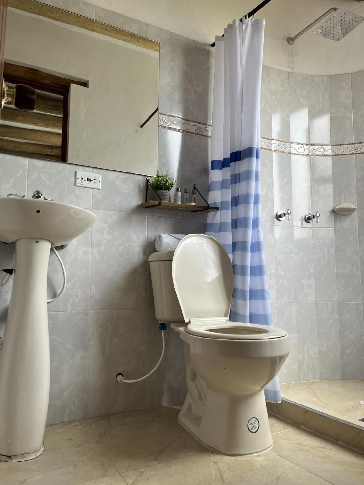 Dos Con Bano Privado, Solo Ti Y Tus Acompanaste Villa de Leyva